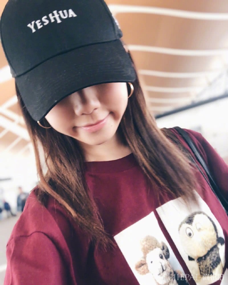 邓紫棋和男友机场街拍,同戴情侣帽酷范十足