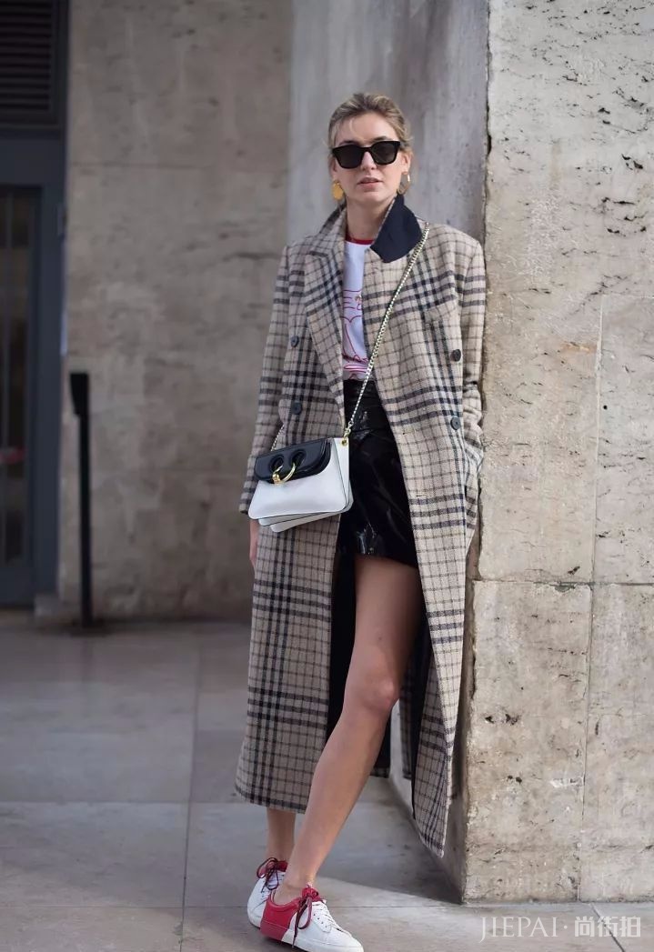 大衣配运动鞋时髦不止一点点!