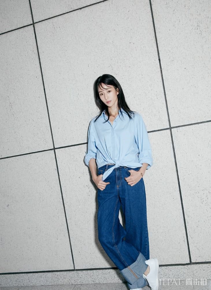 张钧甯的“蓝色穿搭”看着清新俏皮似少女,优雅又漂亮