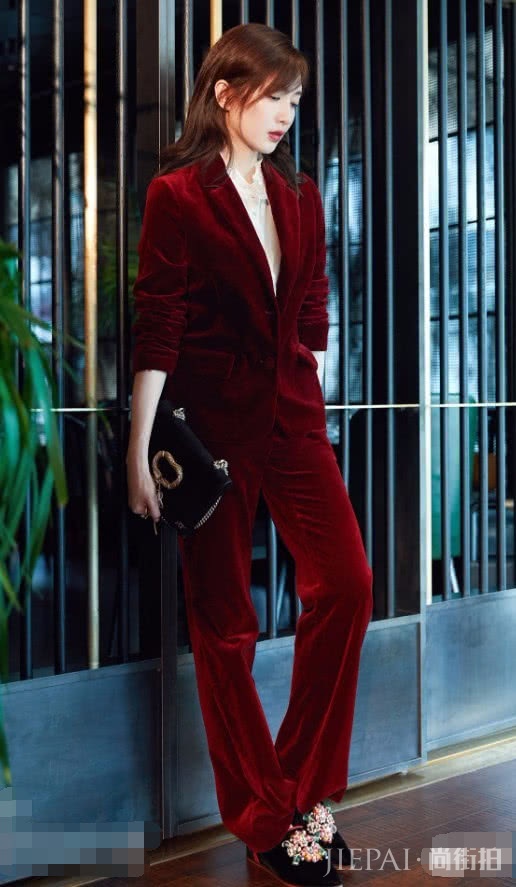 江疏影穿那么贵重的西装却配“奶奶鞋”!