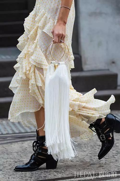 今年长裙+靴子没什么特别，就是特别时髦保暖！