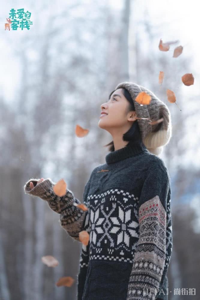 《亲爱的客栈》晒出沈月林间漫步写真照 粉丝：忽然感觉初恋了