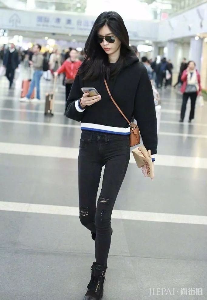 奚梦瑶把衣服穿在了腿上，网友：坐下太尴尬!