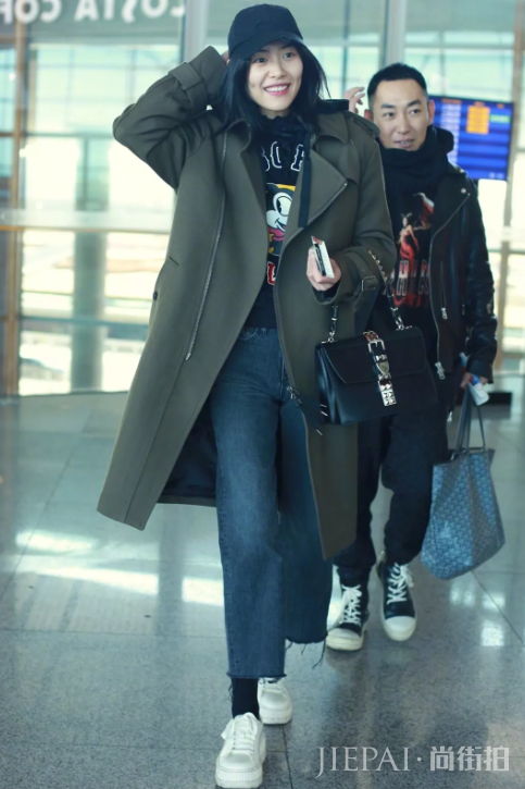 你穿卫衣+大衣的样子,时髦炸了!!