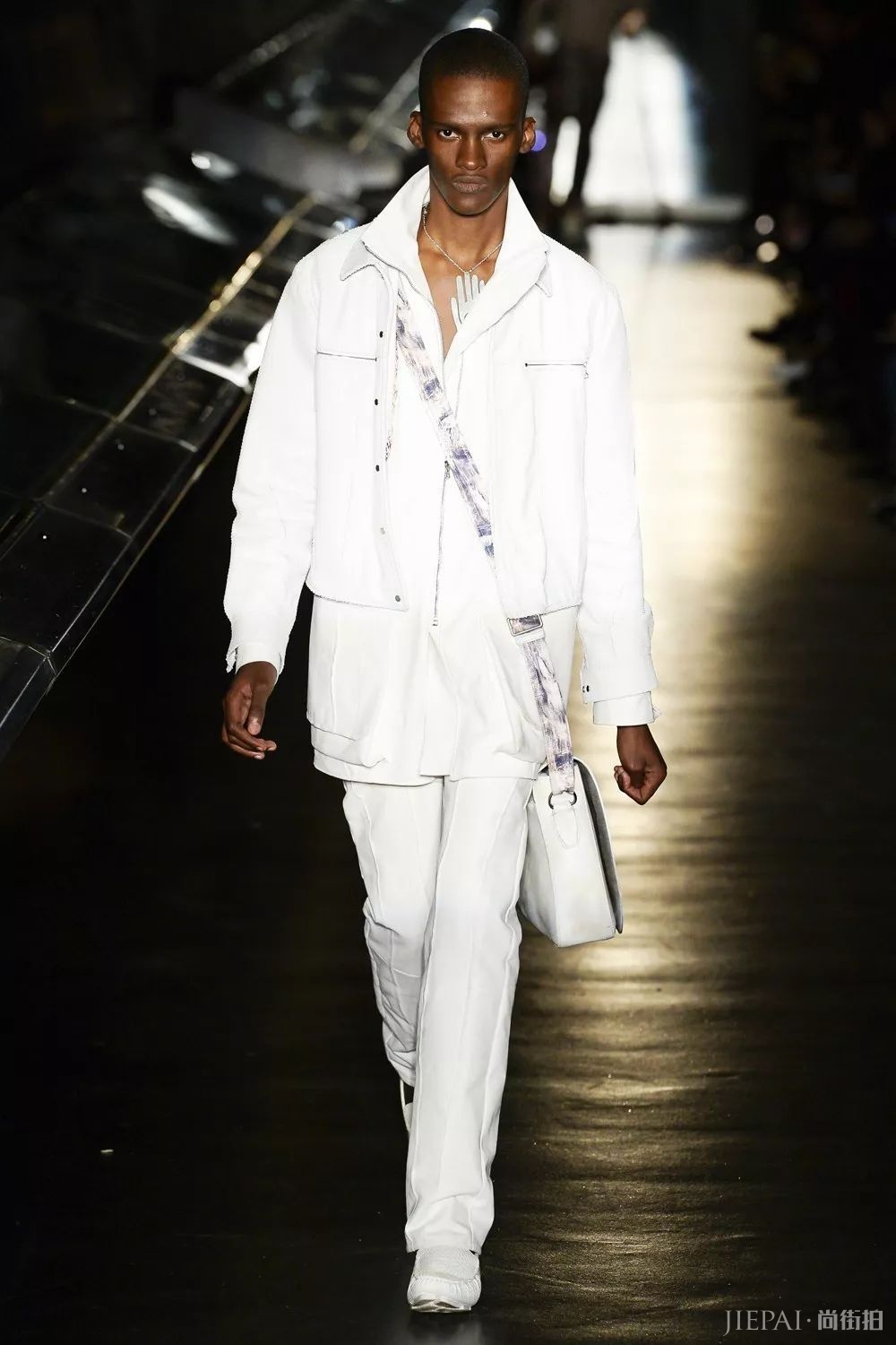 冬天穿好这个色,你就赢了