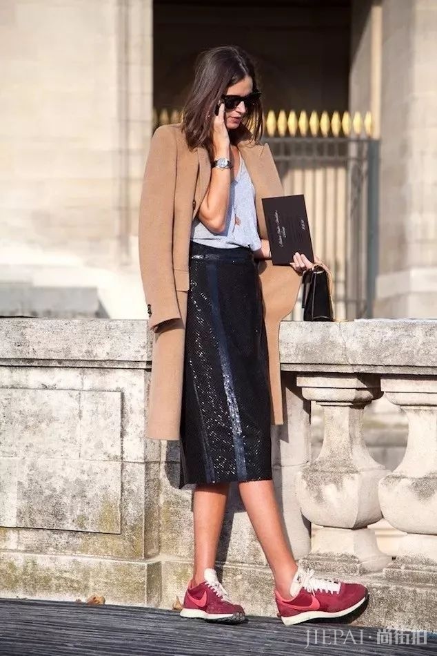 驼色大衣横扫街头,怎样搭配才能气质出众?