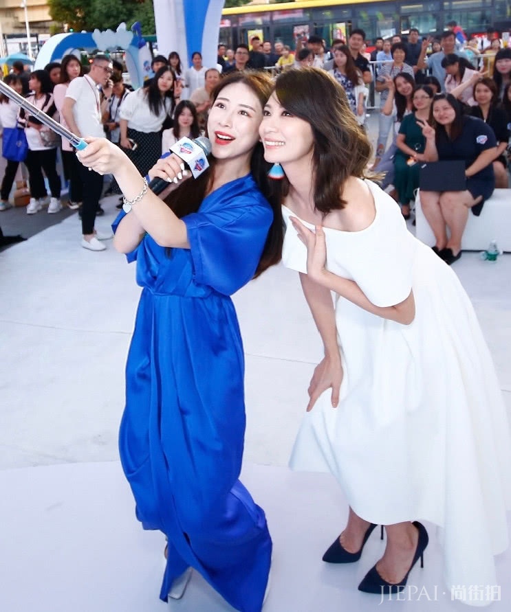 贾静雯的婚纱开了到腰窝,出门却十分保守,和人合照不忘捂严实!