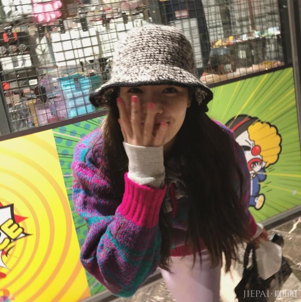 金泫雅花花绿绿的穿搭也能美成小仙女，一般人学不来