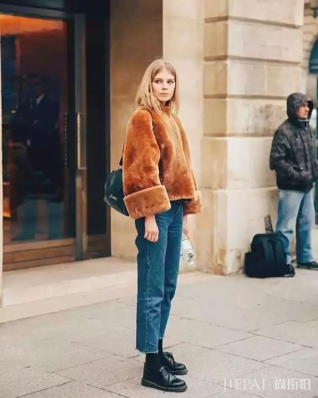 火热又时尚的一种颜色，我们应该怎样去搭配才好呢？