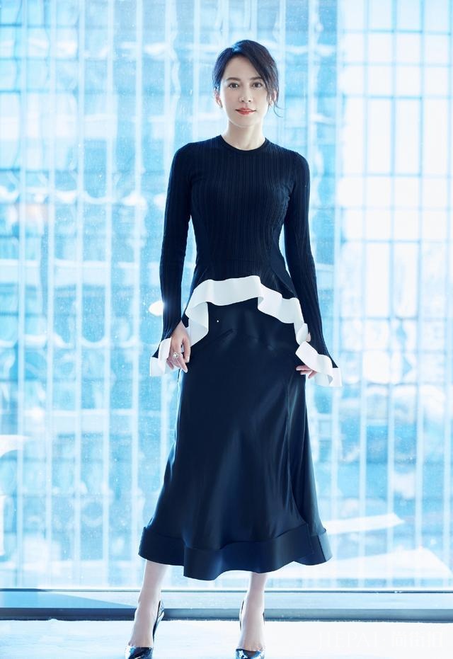 俞飞鸿穿黑色连衣裙减龄20岁,被她的好气质征服了