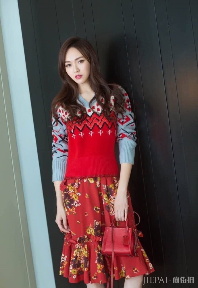大红色衣服太俗气?但唐嫣穿红色连衣裙配长靴又帅又美,好看极了