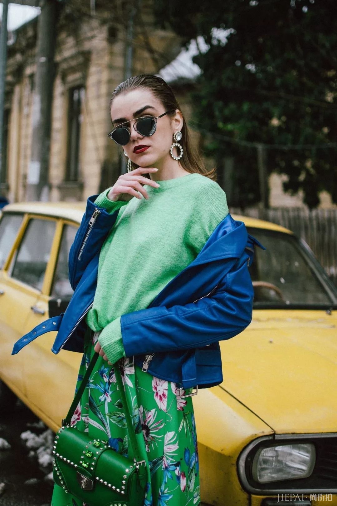 谁说红色显low？这位博主把红色穿成时尚大片，每张街拍都美到窒息！