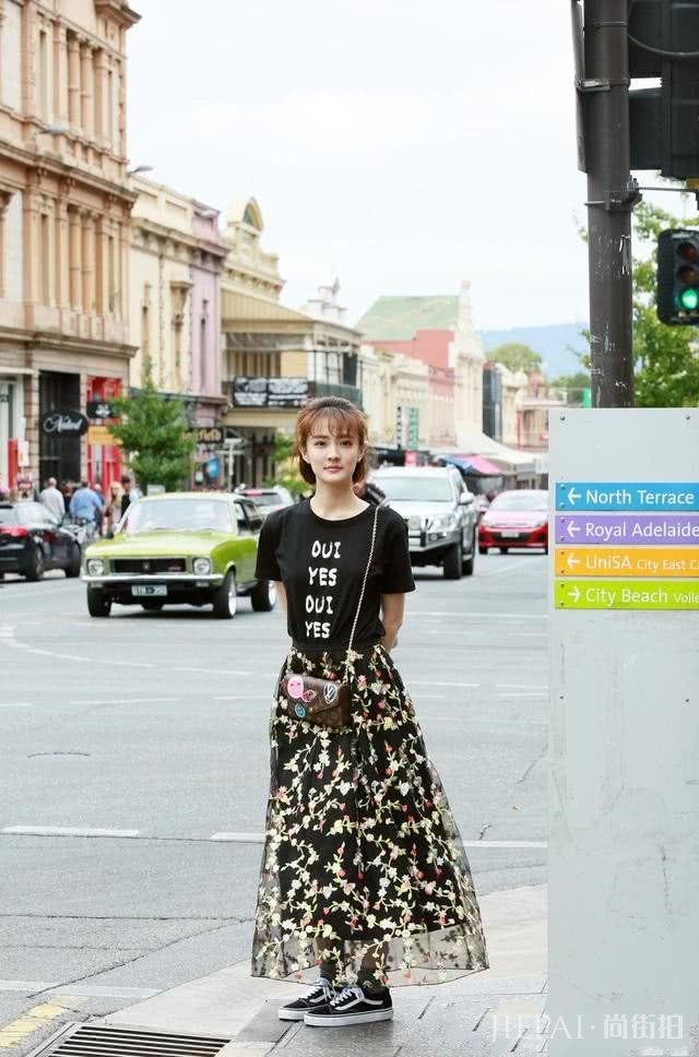 徐璐现身机场,牛仔裤竟穿得这么好看,腿是真的美!