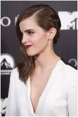 平胸姑娘怎样穿衣服能显得气质出众？