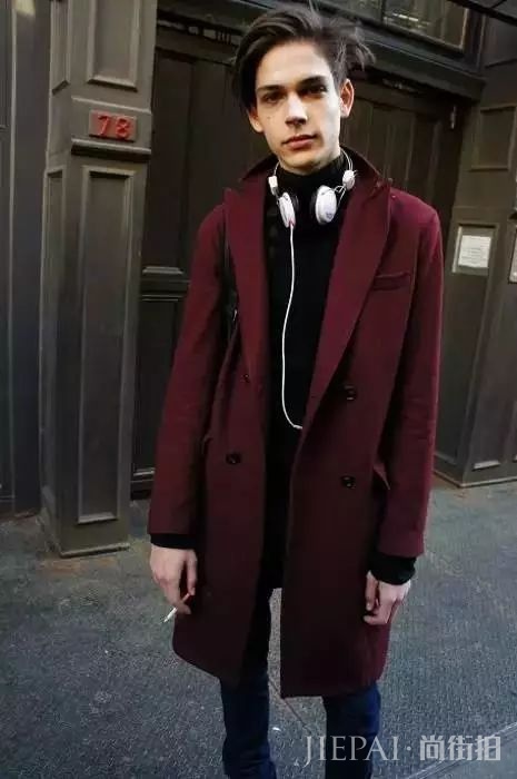 跟时装周街拍学搭配，男人最难驾驭的红色单品这样穿！