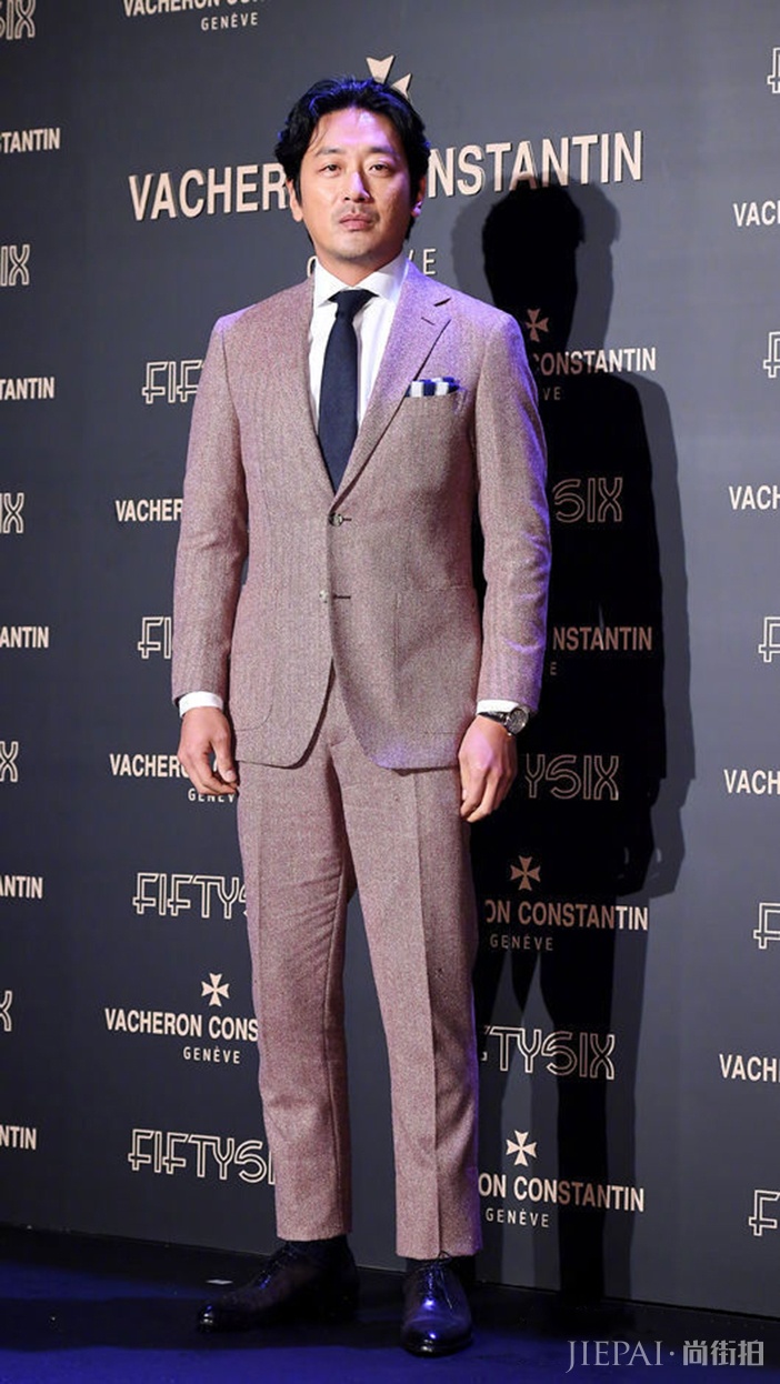 毛衣的冬季穿搭，变身暖男无压力