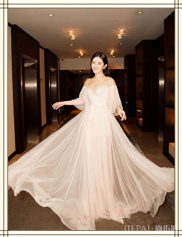 谢娜不是瘦出马甲线了吗？怎么才几天不见又从V形脸变大饼脸了？