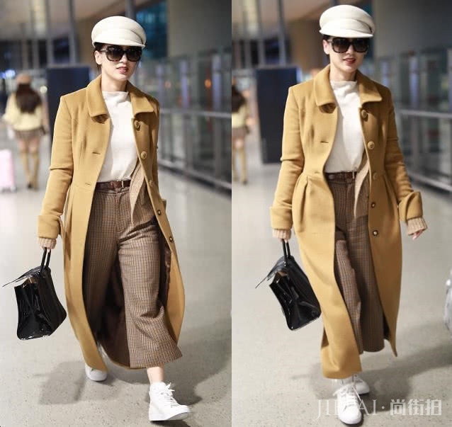 黄圣依机场街拍，大衣配阔腿裤穿出“贵妇范儿”