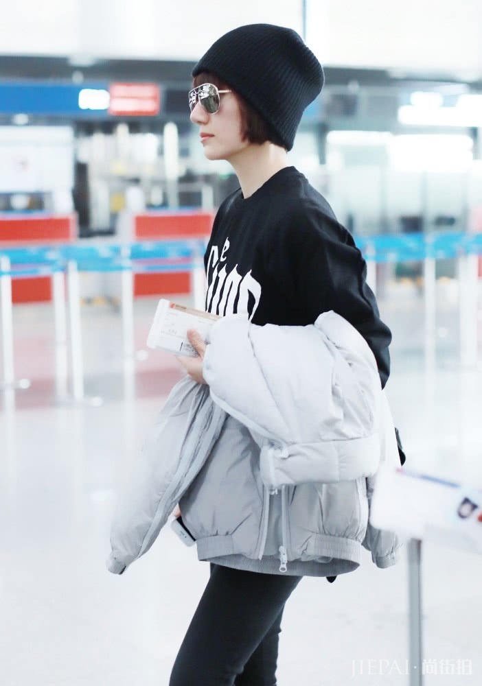 袁泉参加《快本》，粉色衬衣搭配牛仔裤清新知性，感觉只有30岁