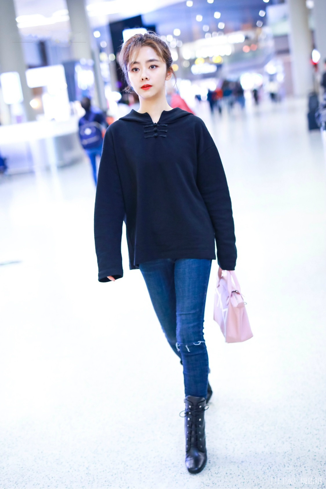 谭松韵把紧身裤绑进短靴里，就显腿长好几公分!