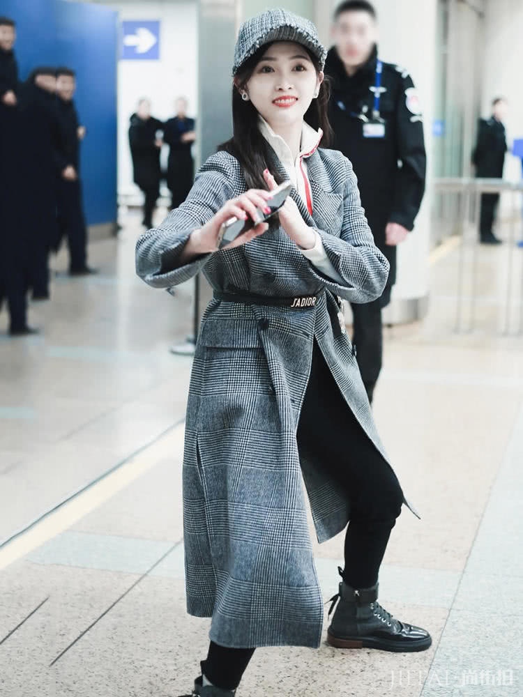 吴宣仪穿长款大衣走机场,系条腰带,显瘦显高变酷girl