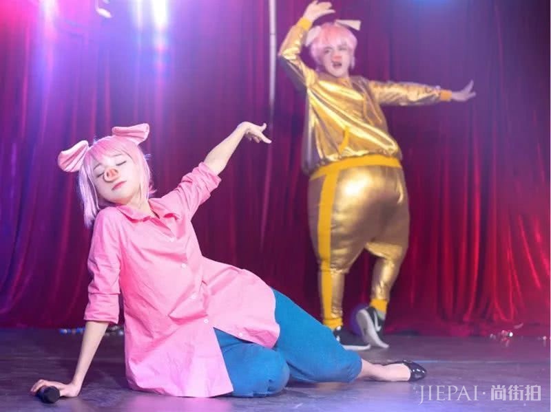 B站爆火的第一舞姬关掉美颜后竟似200斤肥宅