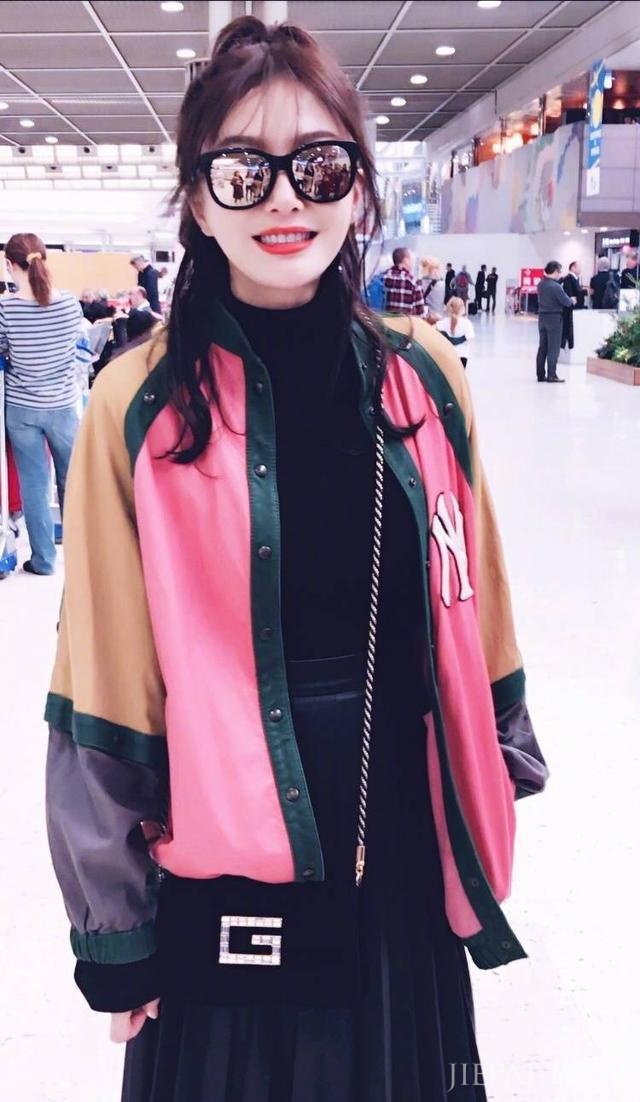 被秦岚美到了,拼色外套配百褶裙轻松美回18岁,换个新发型甜炸了