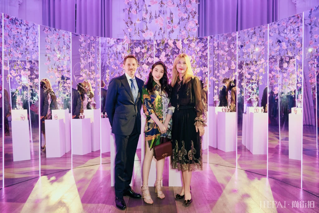 蒋梦婕越来越会穿了,中长款印花衬衫摩登大方,泡面卷发更吸睛