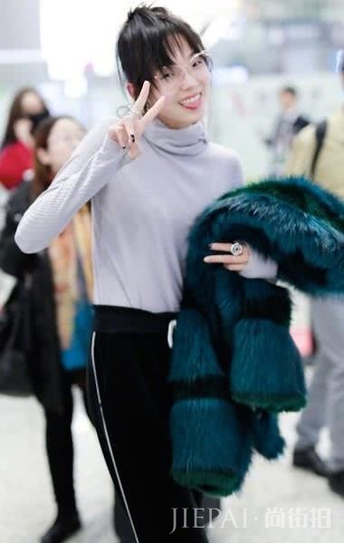 雏晓雯私服穿搭引潮流,高领打底尽显脸小,混搭风格让人眼前一亮