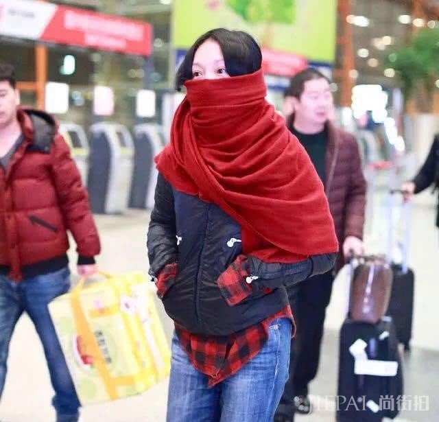 周迅机场街拍 这回将围巾换个系法,越来越更时髦!