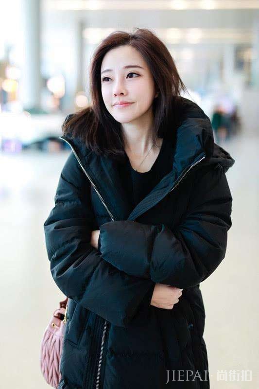 冯提莫穿长款外套,颜值高穿什么都超好看!