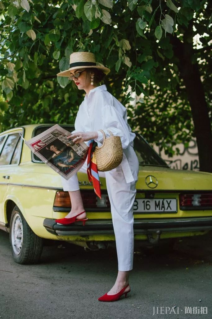 谁说红色显low？这位博主把红色穿成时尚大片，每张街拍都美到窒息！
