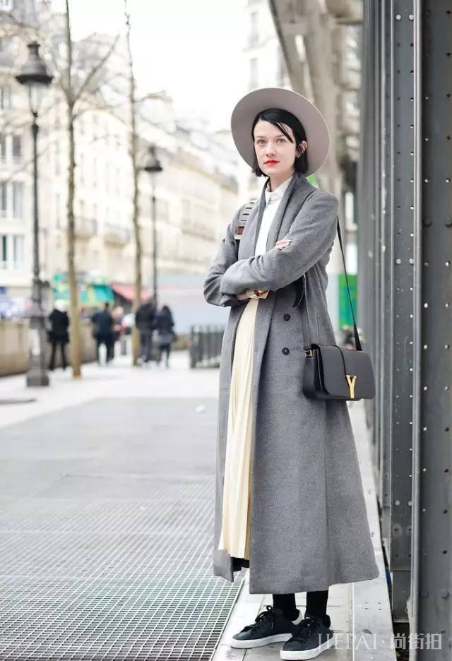 大衣+运动鞋，这样穿才最潮！