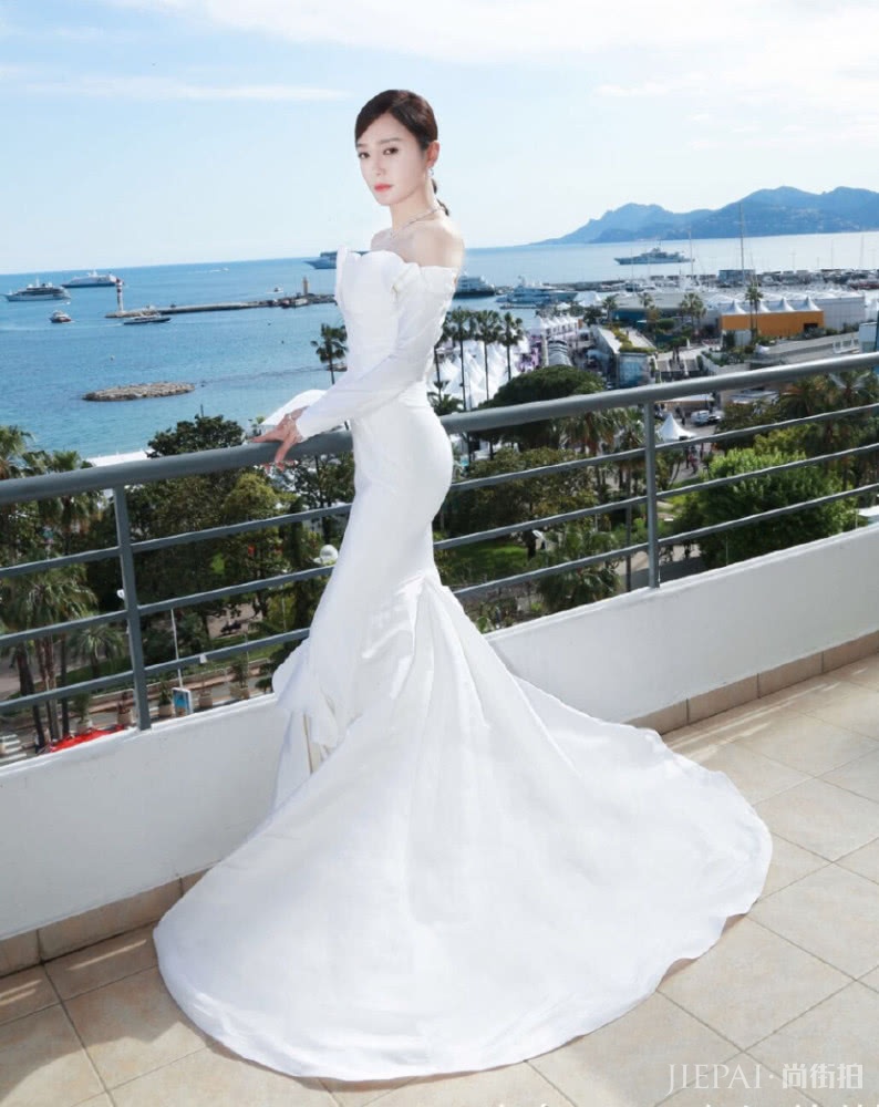 37岁秦岚8套礼服尽显魅力,每套都展现S型身材 女人味十足