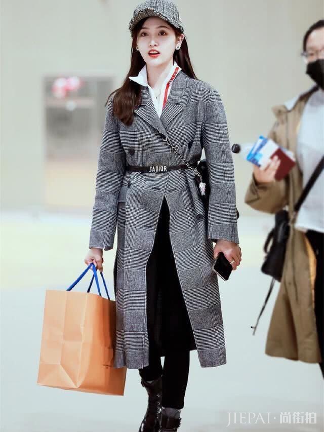 吴宣仪太美了，穿格纹外套现身很抢眼，气质没得说！