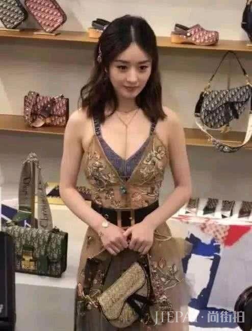 赵丽颖你变了,吊带裙还要v领露胸,让人眼睛都看直了!