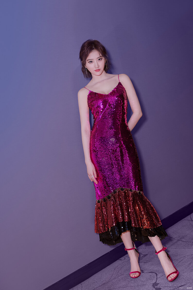 当年的“金丝雀”景甜,如今越来越清新了!一袭浅蓝裙装减龄不少