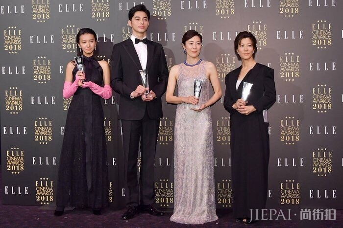 木村光希长裙配洗碗手套领奖,不料拿新人奖惹争议