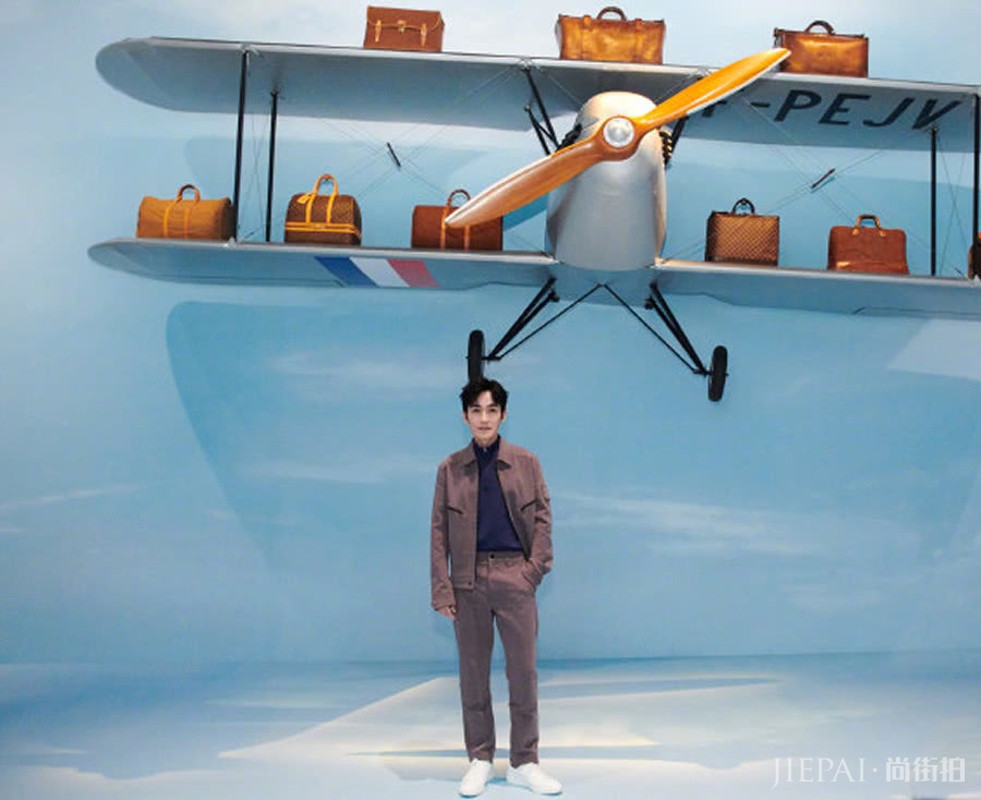 朱一龙参加展览，穿夹克衫帅气逼人