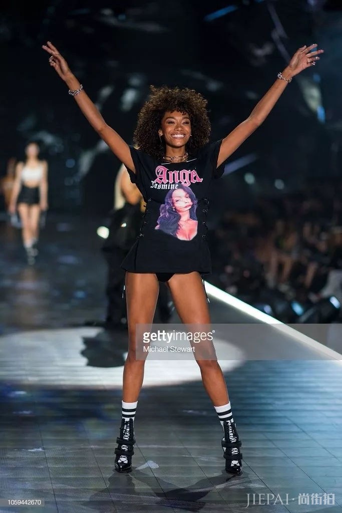 2018维密秀60套绝美Look盘点！各国超模争奇斗艳美到霸屏！