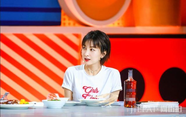 吴昕身穿T恤搭配运动裤,扎个半丸子头美极了