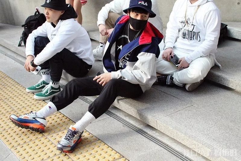 你还在露脚踝、卷裤脚?露袜子才是18年最流行