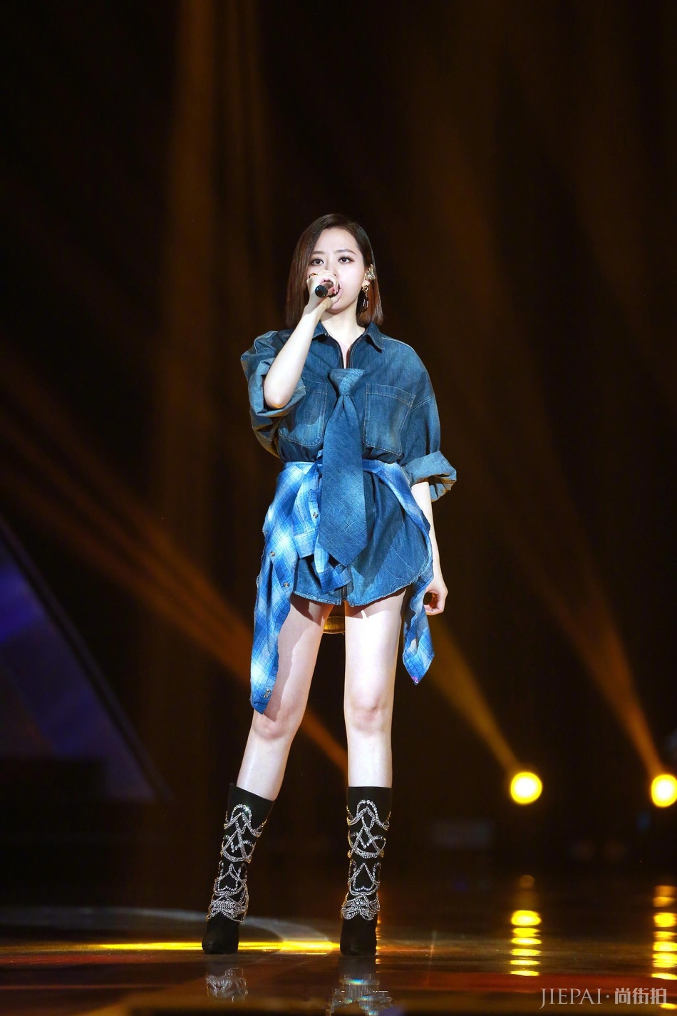 张靓颖只在腰上绑一件衬衫就敢上台唱歌，网友：腿好看怕啥？