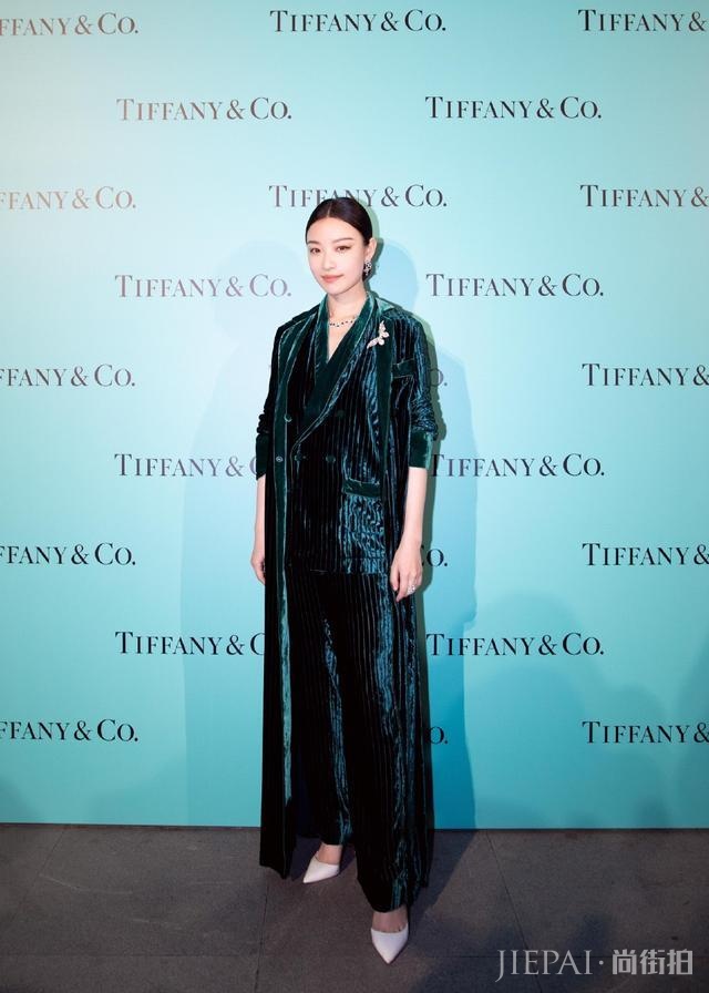 倪妮这次又穿墨绿色睡衣套装现身，却意外的时髦