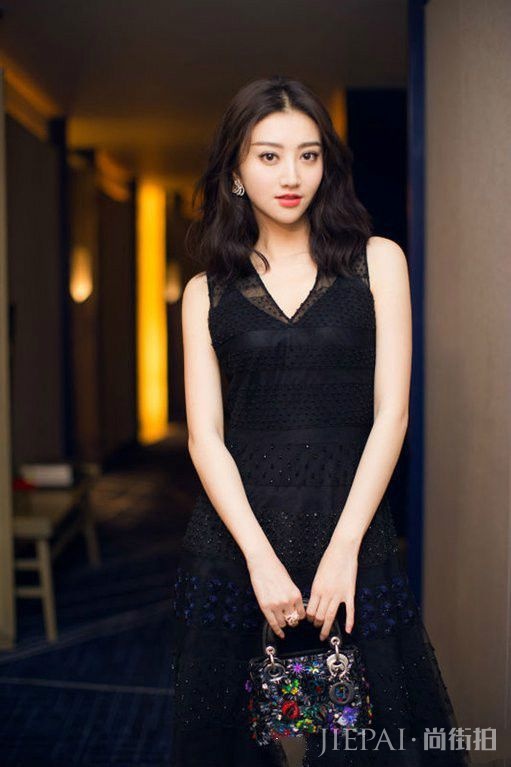 景甜机场又创新造型,灰色大衣尽显女王范儿!