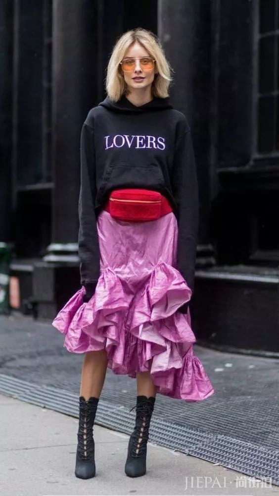 穿卫衣+短靴=真的时髦炸了！