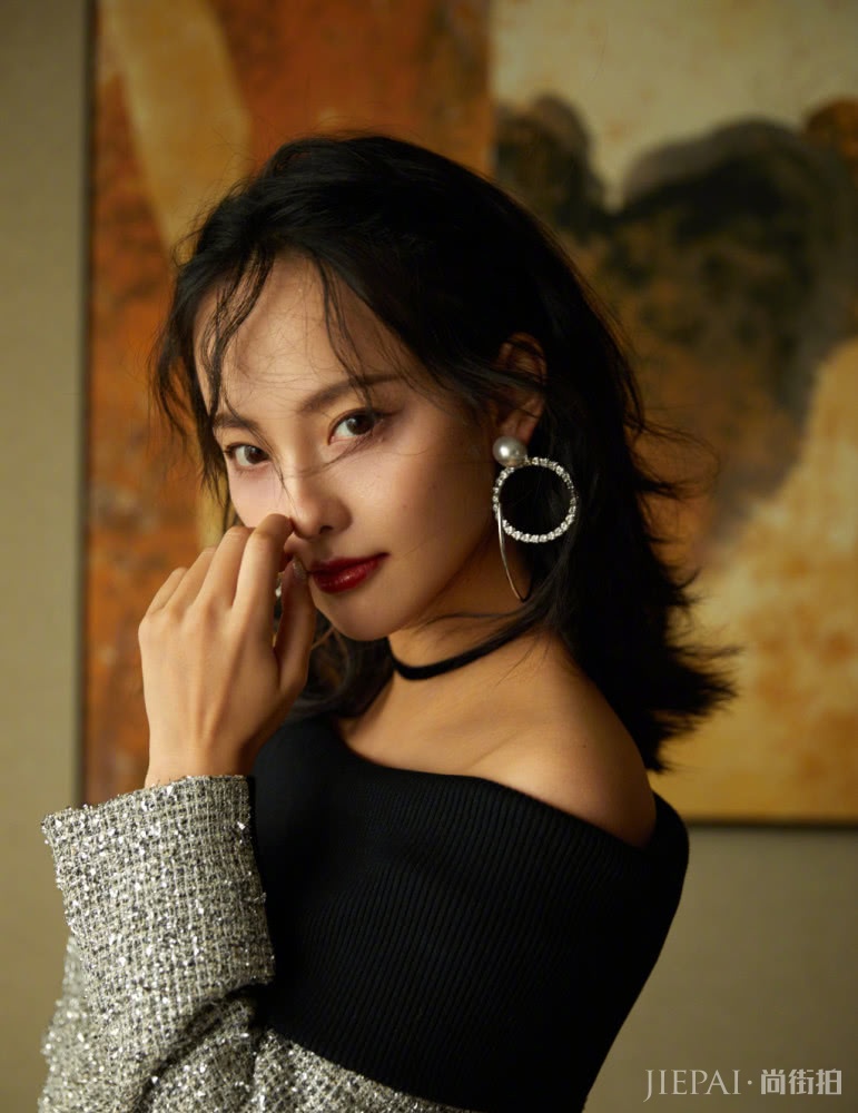 张嘉倪穿T恤卖萌,却被高颜值老公意外抢镜,被惊艳了