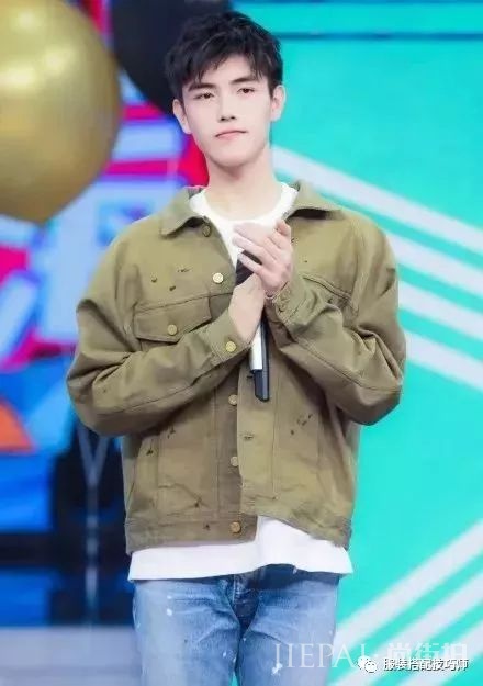 这件外套可以搭配整个秋天，穿起来既时髦又遮肉！