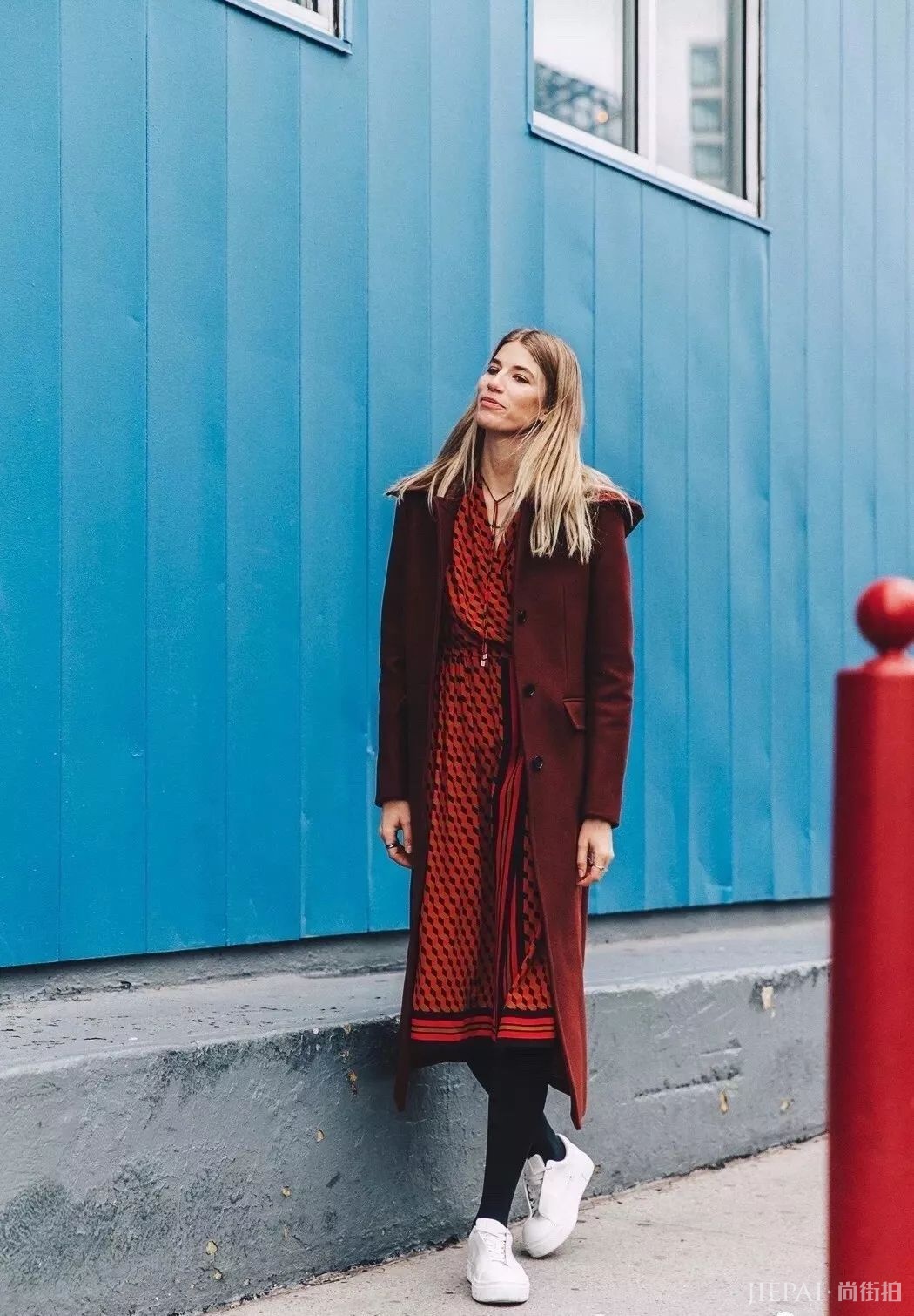 大衣配运动鞋时髦不止一点点!