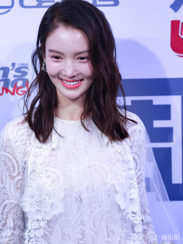 网友都说“打底裤”配纱裙丑?金晨这么穿,却仙气十足